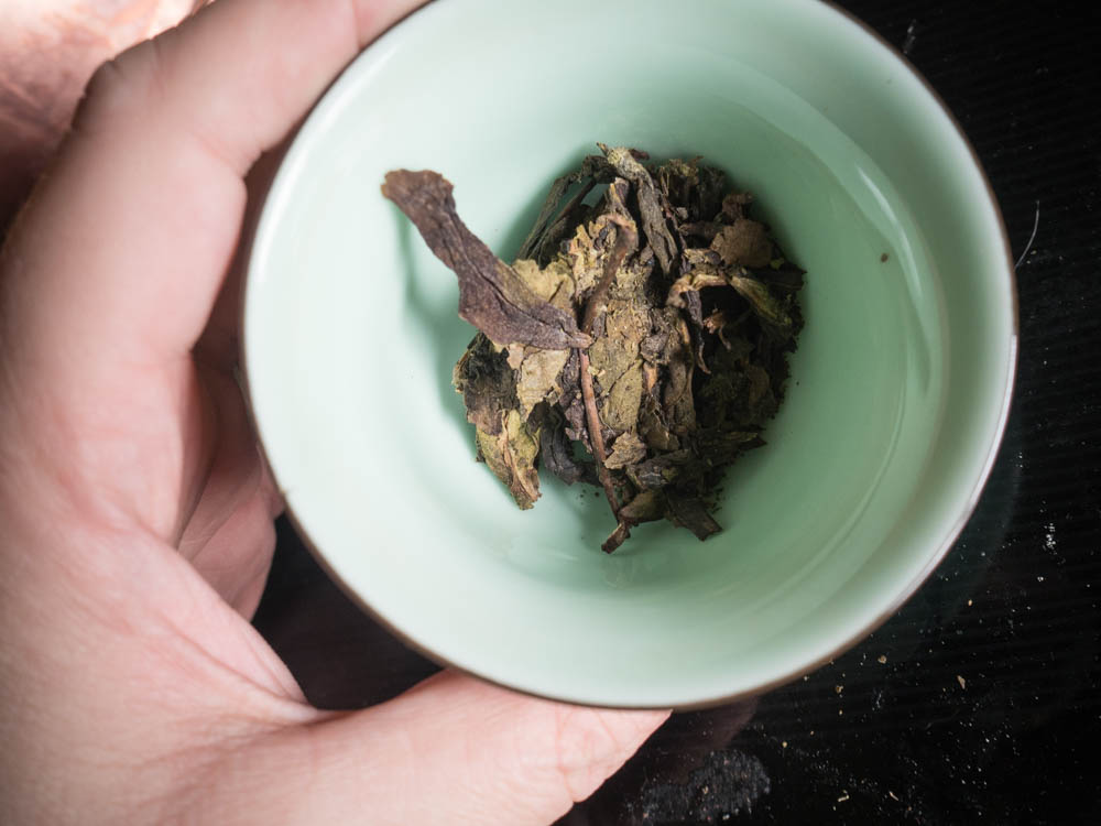 The dry leaf in the gaiwan.